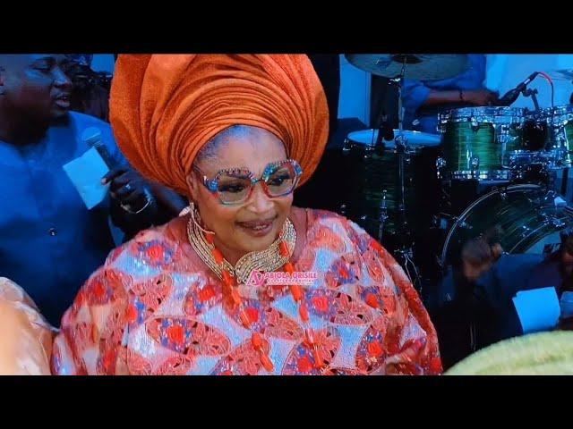 WATCH HOW FALI WEREPE ROCK KING SUNNY ADE'S STAGE AT HER DAUGHTER'S ENGAGEMENT CEREMONY.