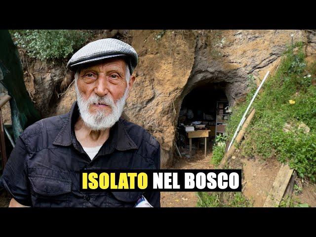 L'uomo che vive in una grotta, in mezzo al bosco, da 30 anni