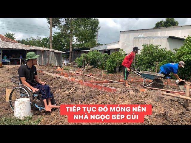 Mấy chú thợ đang đổ móng nền nhà Ngọc Bếp Củi đem loa kéo ra hát mấy chú khoái quá chừng