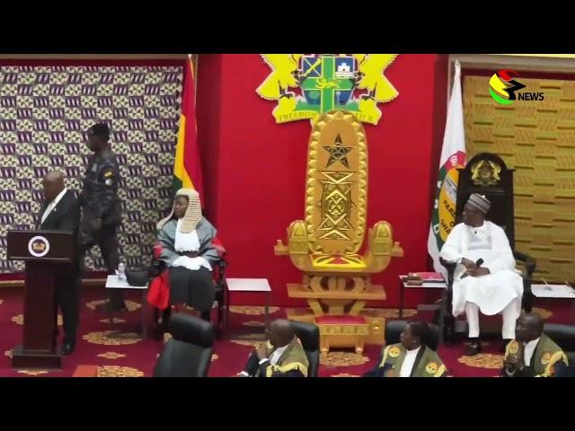 The President's bodyguard collapses in parliament as Akufo-Addo reads #SONA.