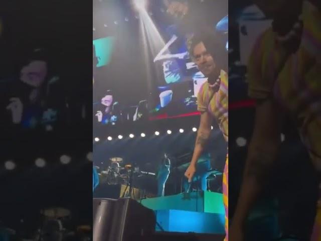 Harry gives his drumsticks to a fan in Madrid, Spain #loveontour #harrystyles #onedirection #spain