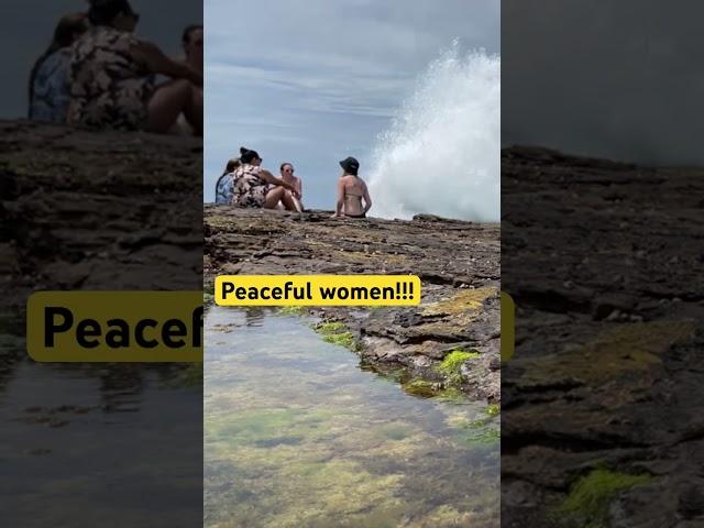 Peaceful women on the rock platform in Sydney #shorts #chojus #sydney #women