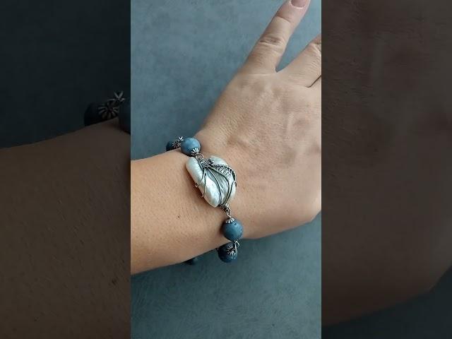 Браслет из серебра, барочной жемчужины и голубого коралла #bracelet #jewelry #wirewrap