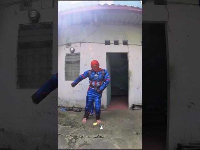 Người Nhện nhảy điệu gì lạ vậy, What strange dance is Spiderman doing?