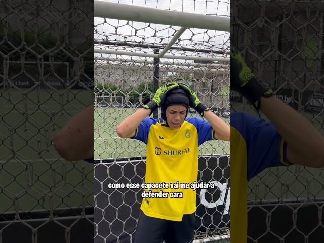 O capacete do goleiro da poder