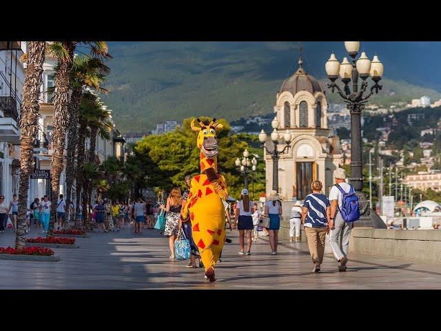 Почти зима в Крыму, пошли гулять в красивый парк, смотреть достопримечательности Ялты. Крым 2022