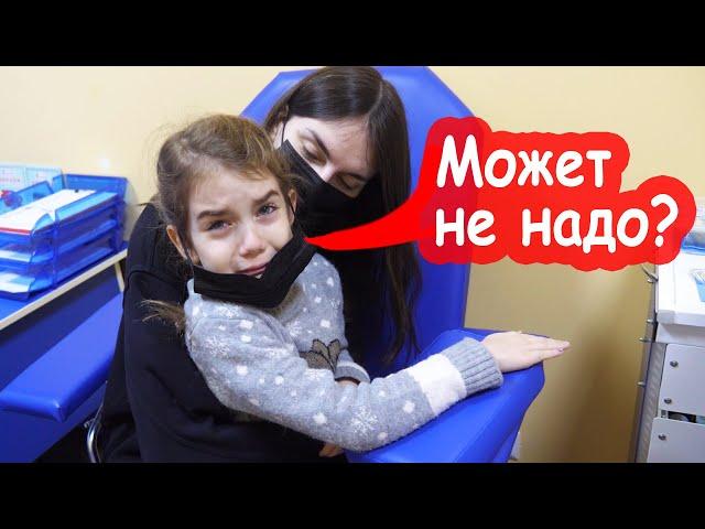 VLOG Алиса сдаёт кровь из пальца. Как Катя любит сестру