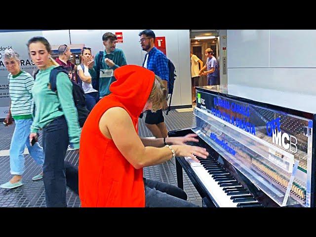 PIRATES OF THE CARIBBEAN METROSTATION PIANO PERFORMANCE BARCELONA