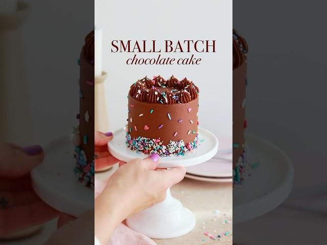 This small batch chocolate cake recipe is perfect for 2-4 people  recipe at sugarandsparrow.com