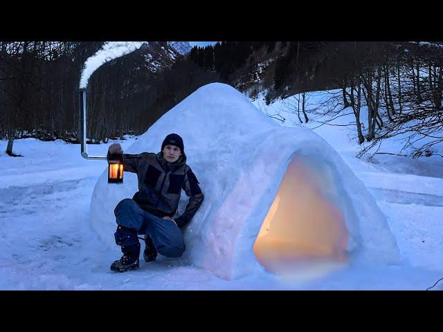 Building IGLOO to SURVIVE a Freezing Winter Night (SOLO overnight)