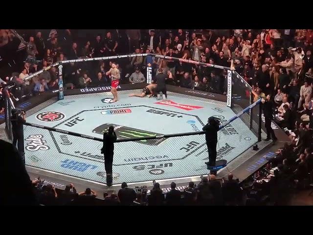 Ilia Topuria KO's Alexander Volkanovski at UFC 298 to win the Featherweight Championship! (upset)