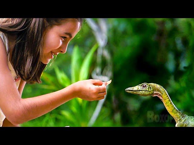 Little girl meets a cute little dinosaur... | The Lost World: Jurassic Park | CLIP