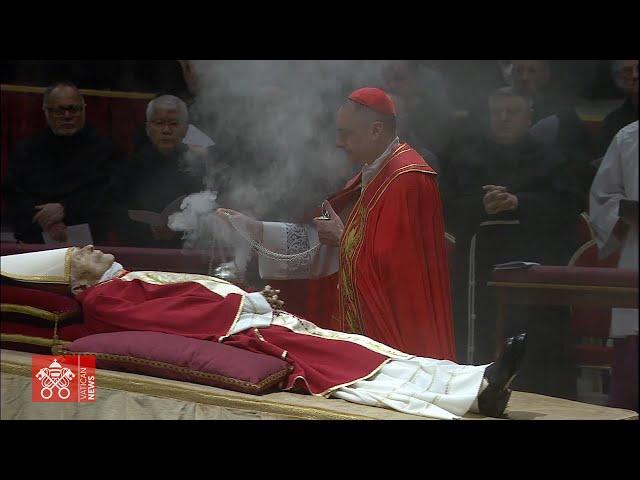 Bidding farewell to Benedict XVI: Translation to St. Peter's Basilica - Highlights