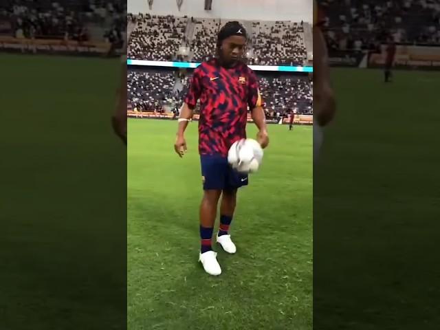 Ronaldinho juggling skills//#football #juggling #skills