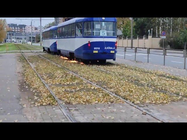 Rīgā dzirksteļo 5. tramvajs. Vai tas nav bīstami pasažieriem?