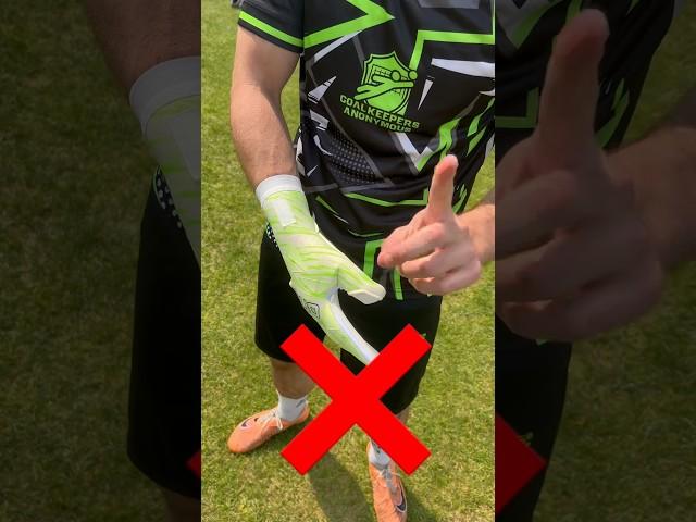 How to take off your gloves correctly #goalkeeper #goalkeepergloves