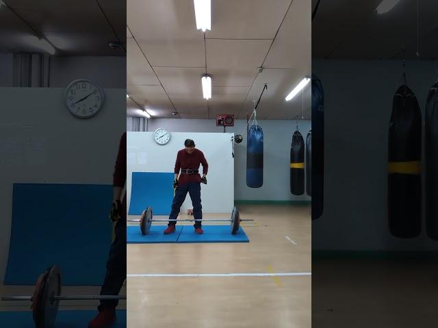 右足太もも裏筋を痛めてしまいました。