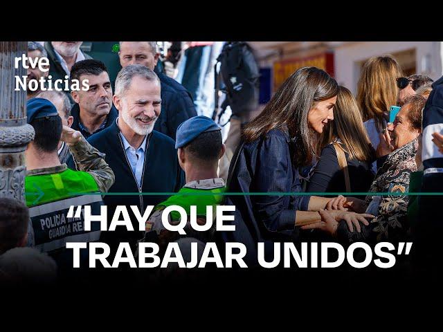 DANA: ASÍ ha sido la VISITA de los REYES FELIPE VI y LETIZIA a UTIEL, CHIVA y LETUR | RTVE Noticias