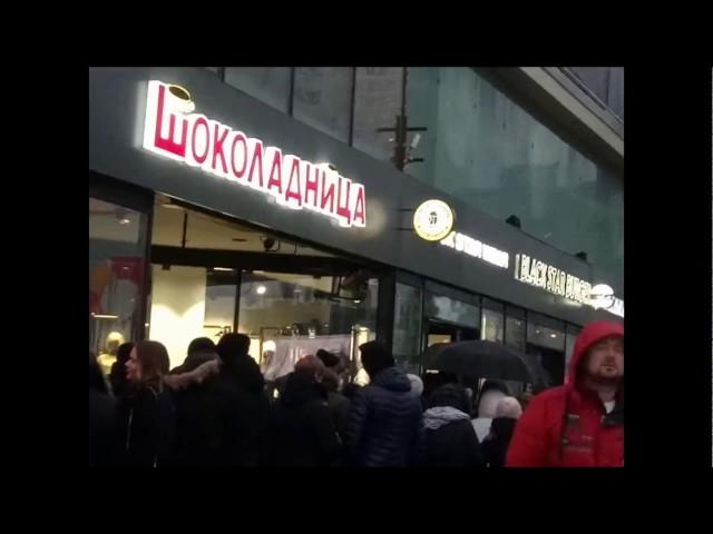 Голодная очередь за гамбургерами в Москве. Starving in line for hamburgers in Moscow.