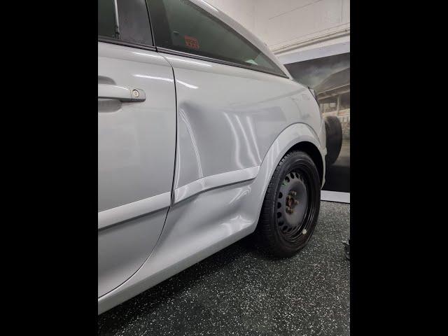 Grosse Delle an der Seitenwand entfernt (Test Reparatur). DOC 4 CARS Beulendoktor Lackdoktor