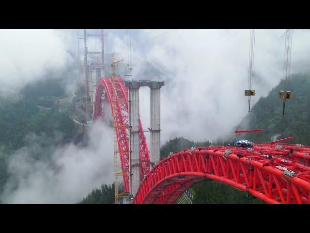 Shuangbao Bridge on Chongqing-Changsha Expressway under construction