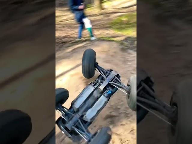 E-revo 1/8 на радио управлении 1/10 Traxxas крутит флип #rc #rccar #reels #traxxas #подпишись
