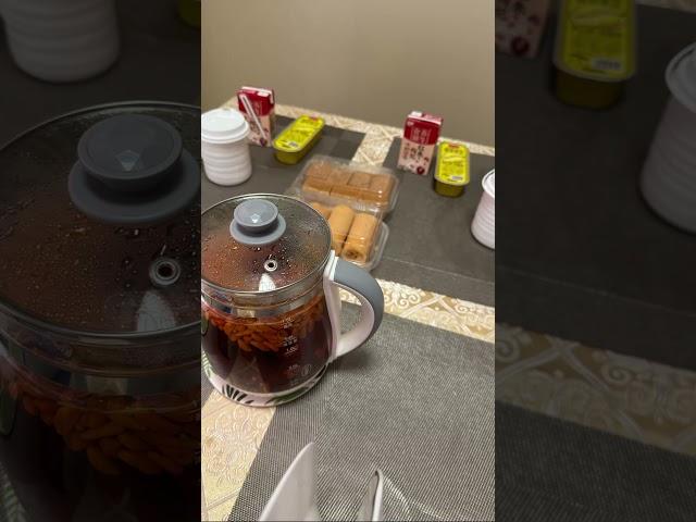 各位早安，新的一天又开始啦，今天早餐好丰盛，仲准备咗海参煲小米粥，第一次尝试煲，嘻嘻#何生 #何太 #香港 #東張西望 #youtube频道