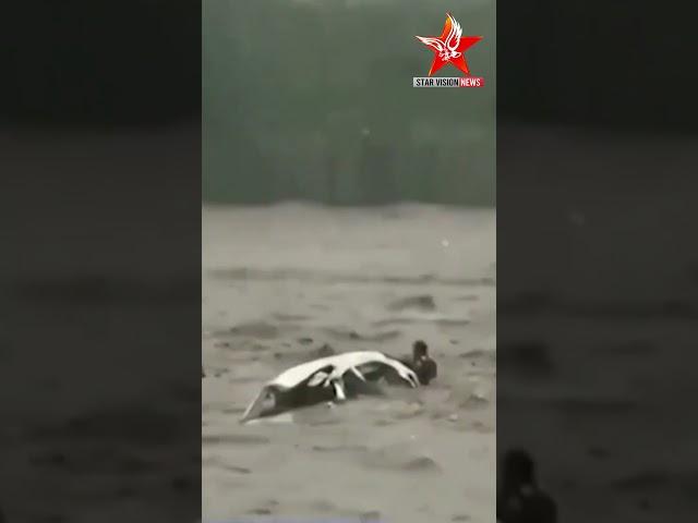 China Floods: Man rescued from overturned car | Typhoon Doksuri | Starvision News