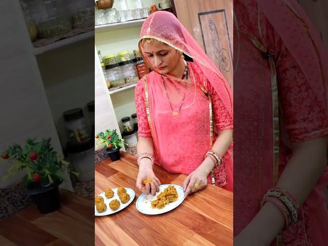 आज बारिश में गरमा गरम जोधपुरी प्याज की कचोरी बनाई | Geeta's Cooking