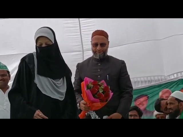 Mrs Nadia siddiqui presenting a bouquet at election meet kausambhi to Barister Mr owaisi .