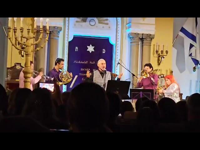 Ma tovu - Chief Cantor Greg Nogradi (Nógrádi Gergely), Voice & Brass band (amateur video footage)