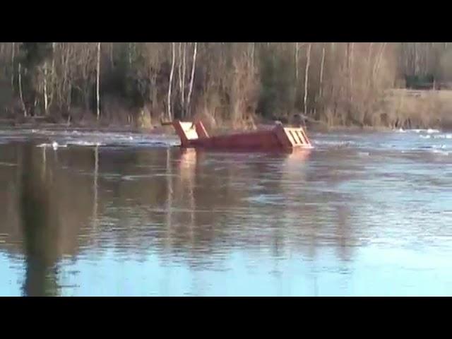 "Камаз" утонул переезжая реку в Усть-Кутском районе