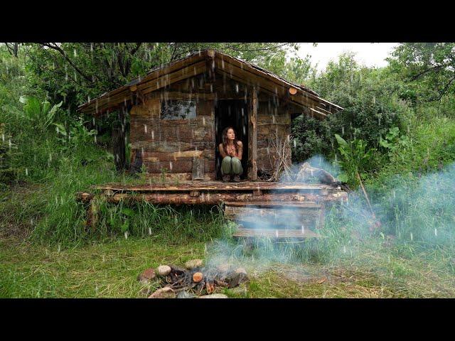 Regen und Gewitter erwischten das Mädchen im Wald. Solo-Übernachtung in Blockhütten