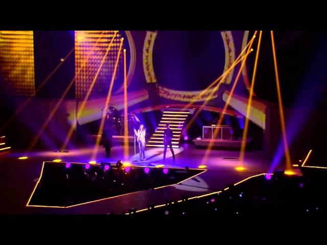 LAURA PAUSINI XMAS GIFT - RESTA IN ASCOLTO (INEDITO WORLD TOUR)