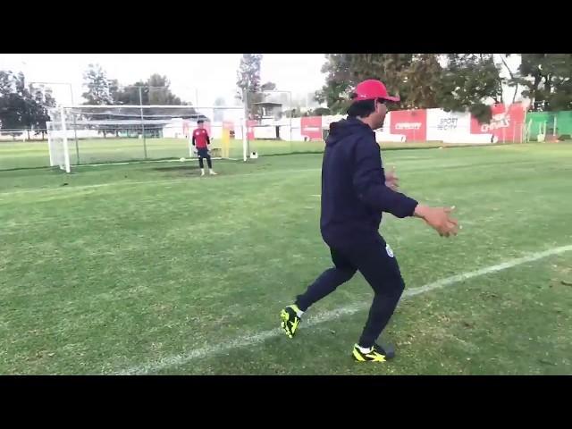 José Cardozo enseña definición a los jugadores de Chivas (@Chivas)