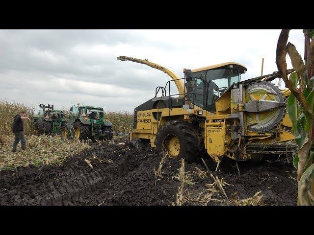 Mais hakselen en muurvast in de modder met New Holland FX450 & John Deere 6534 Premium (2017)