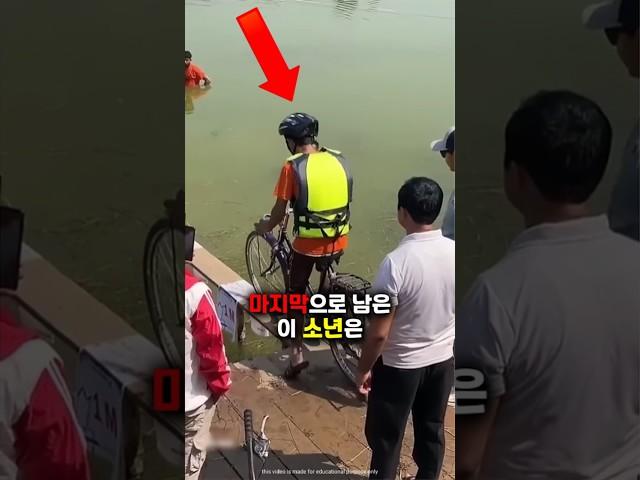 강 위에 있는 나무 다리를 건너다