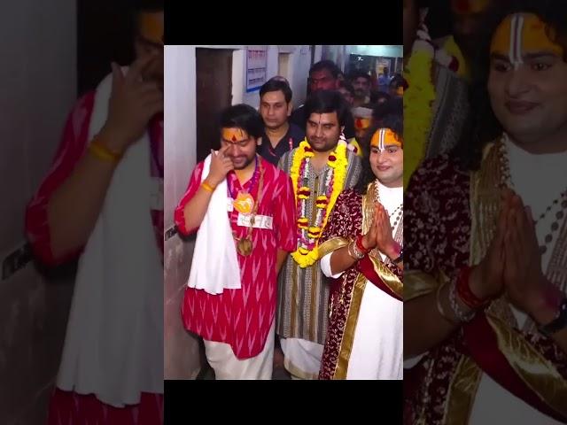 aniruddhacharya ji Dhirendra Shastri Gauri Gopal aashram Vrindavan वृद्ध माता से मिलते हुए।   Dhiru