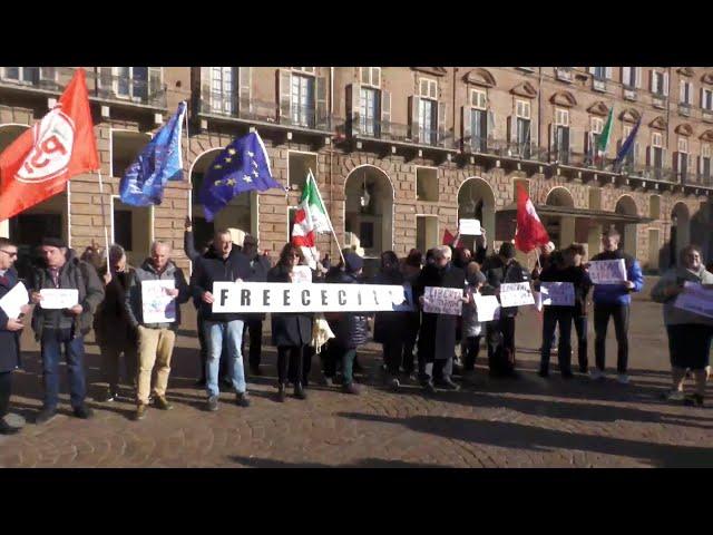 Torino, sit in davanti alla Prefettura: «Cecilia Sala libera subito»