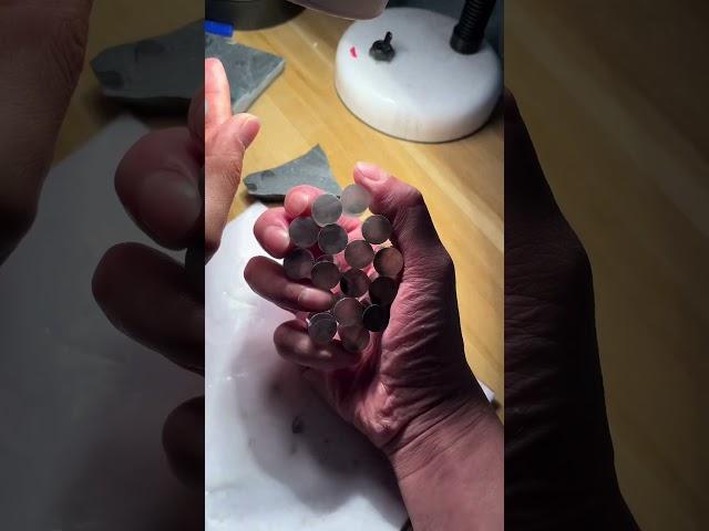 谁说乌鸡种不值钱呢？种是翡翠的灵魂只要它有种下薄了种水就能翻出来。做出来的素面件也是很有珠光宝气#jadeite #陈家艺术翡翠