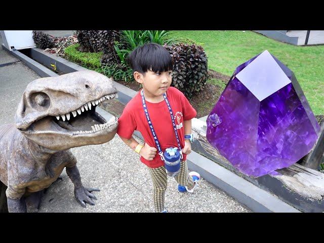 Kyo Pergi ke Museum Geologi Lihat Fossil Dinosaurus