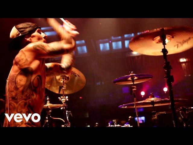 Travis Barker, Yelawolf - Push 'Em