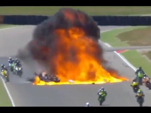 Espectacular accidente en una carrera de motos en España