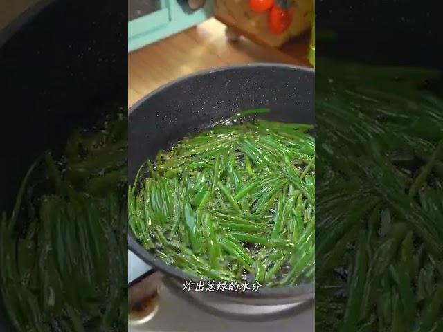 宵夜必备葱油拌面‼️做法简单好吃到停不下来熬好的葱油，不管做什么菜，放一点儿都会很香下班回家不知道吃什么，下点面条，切上一把翠绿的葱花，再淋上熬好的葱油，揪溜一口，疲劳就都消失啦！