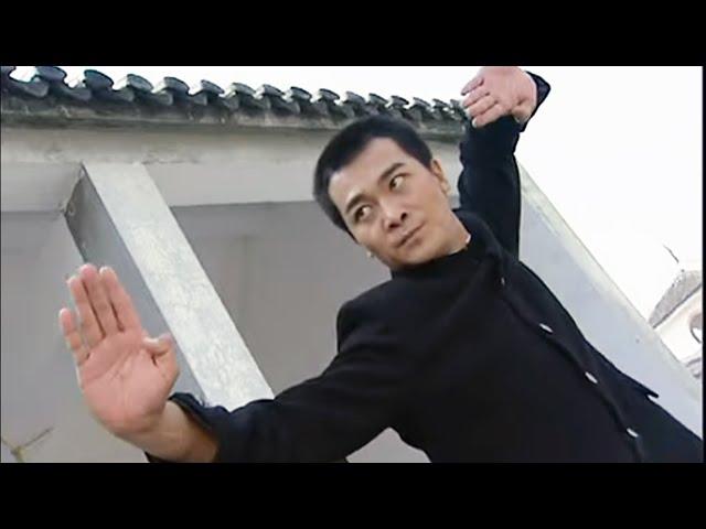 The villain stole Chinese kung fu secrets， and was severely beaten by the kung fu boy