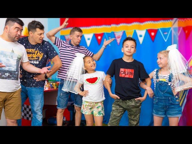 Аминка и Милана ПЕРЕЕХАЛИ Жить к Артуру! Делаем канал Family Box Витаминка Toys