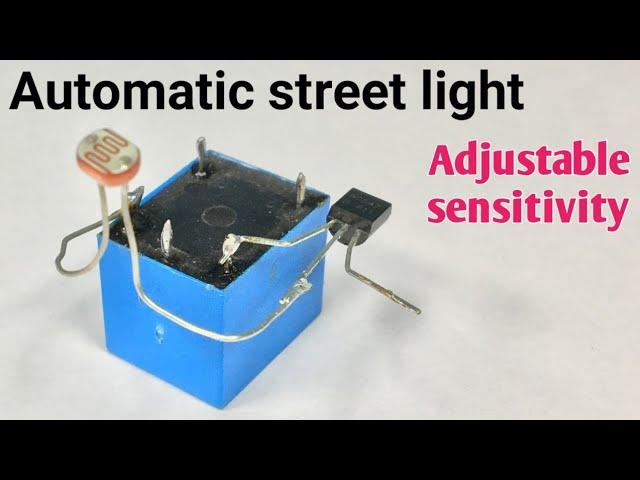 Adjustable sensitivity automatic street light circuit