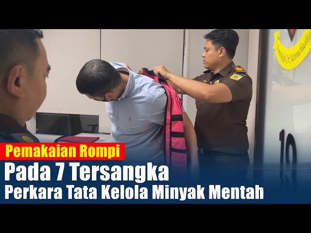 Pemakaian Rompi Pada 7 Tersangka Korupsi Tata Kelola Minyak Mentah