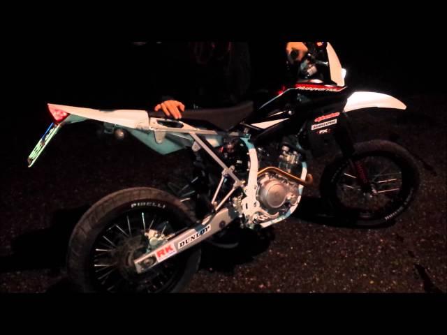 Husqvarna SMR 125 without silencer + backfire!