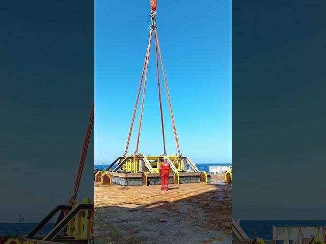 Lifting heavy metal clamp weight and deploy to the sea water.